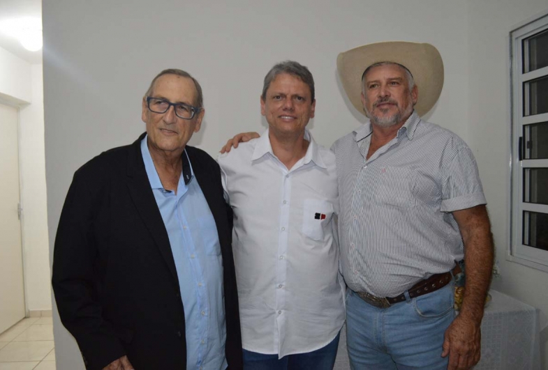 Prefeito de Tejupá Valtinho Boranelli, governador Tarcísio de Freitas e vice-prefeito Val o Távio Inácio