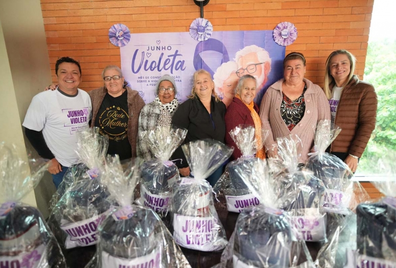 Clovis Carmargo, coordenador municipal da Ação Social, e Cristiane Grasselli,  coordenadora do Creas, com idosos acompanhados pelo Creas