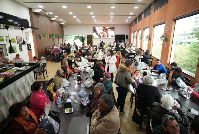 Pessoas idosas atendidas no CCI no momento de confraternização
