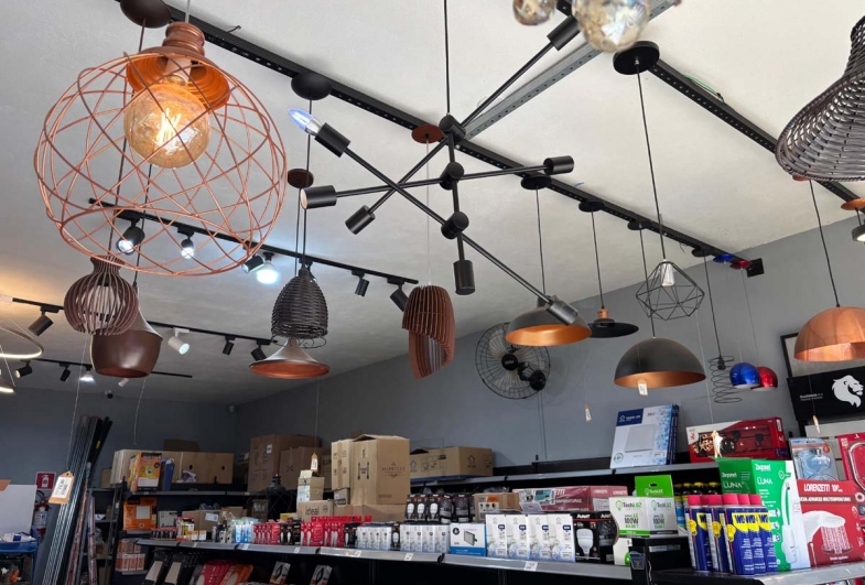 A loja reúne em um só lugar uma ampla linha de itens:  lustres, luminárias, materiais elétricos e  hidráulicos, torneiras, conectores