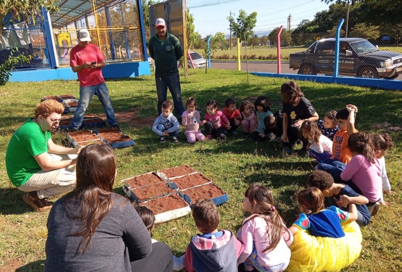 Roda de conversa sobre cultivo sustentavel e alimentação saudavel