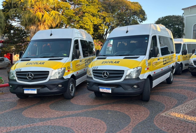 Vans que irão atender o transporte escolar rural