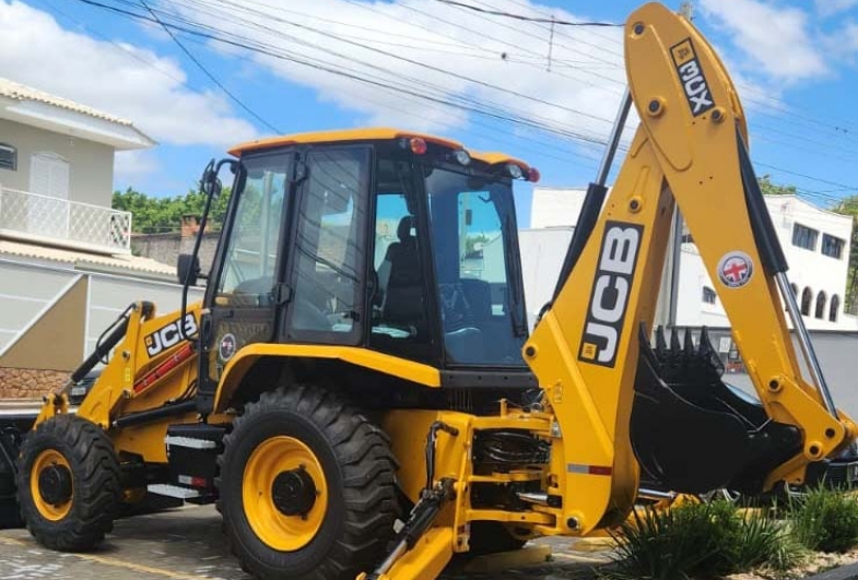 Prefeitura recebeu oficialmente uma retroescavadeira