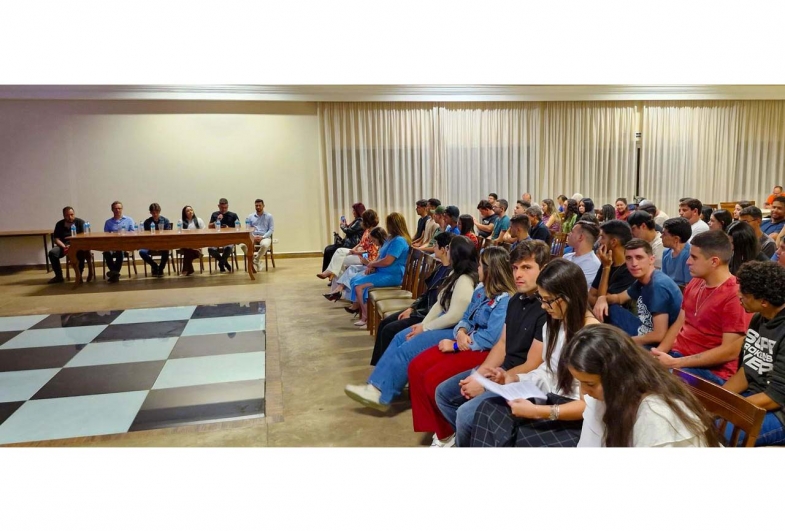Alunos da graduação em Administração e Engenharia Agronômica e convidados.  Mesa de honra ao fundo: Dr. José Guilherme, Diretor Acadêmico Renato Barbério, Dr. Daniel Lamarca, Coord. Débora Garcia Duar