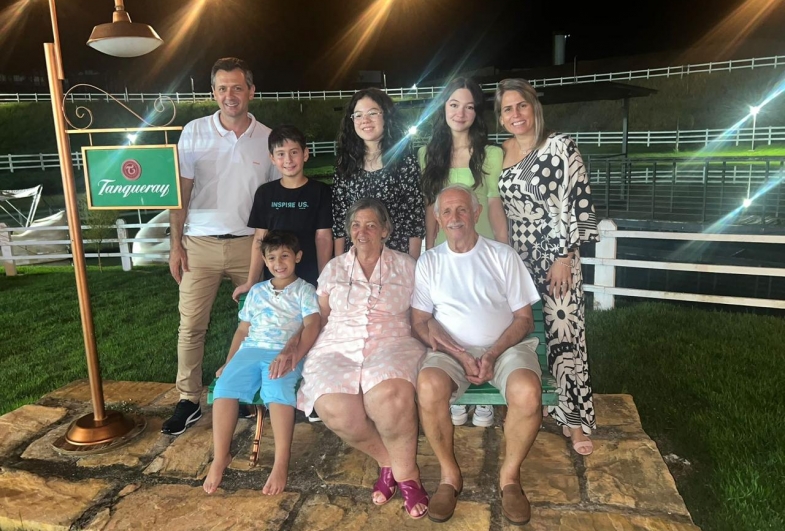 Rafael, Felipe, Beatriz, Cecília, Leziani, Gabriel e o casal Cleusa e Pedro Corona