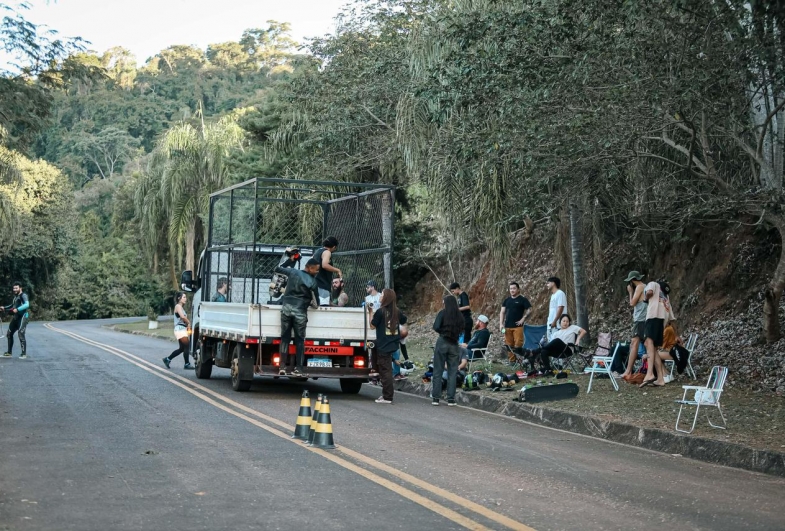 A prefeitura disponibilizou um caminhão para o  transporte dos atletas até o ponto inicial da descida
