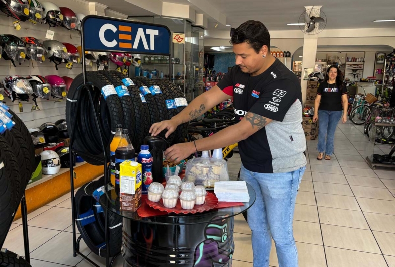 Os clientes que visitaram a loja aproveitaram  um delicioso café da manhã