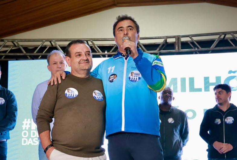 Em São Manuel, Maurício Neves e o prefeito Odirlei Baixinho, a qual declarou total apoio ao deputado