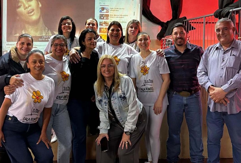 Equipe da saúde e do Cras, junto com o prefeito João e vice Gango