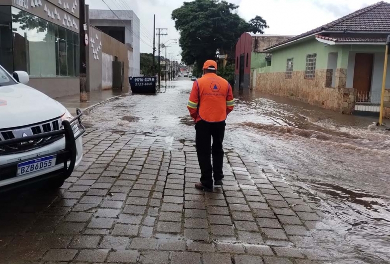 Equipe trabalha na limpez da cidade