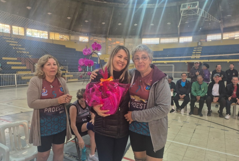 Érika homenageia a técnica do time de vôlei adaptado de Avaré