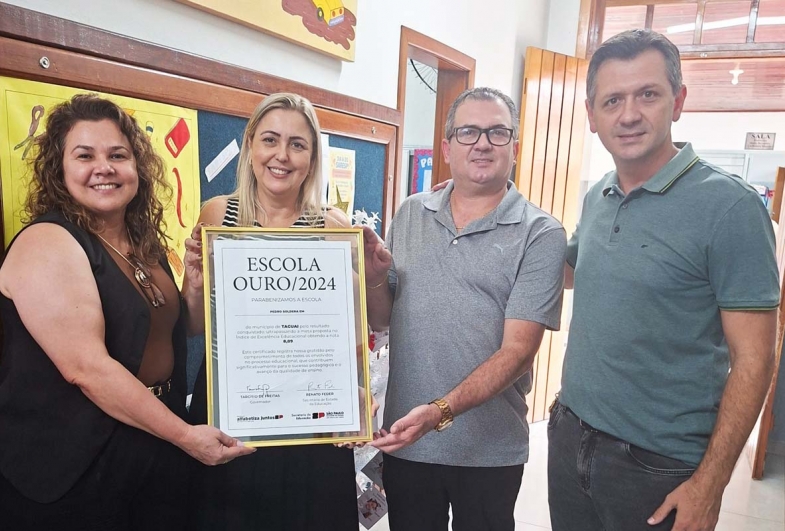 Secretária da Educação Helenita, diretora Carla Gobbo,  coordenador Márcio Gabriel e vice-prefeito Rafael Corona