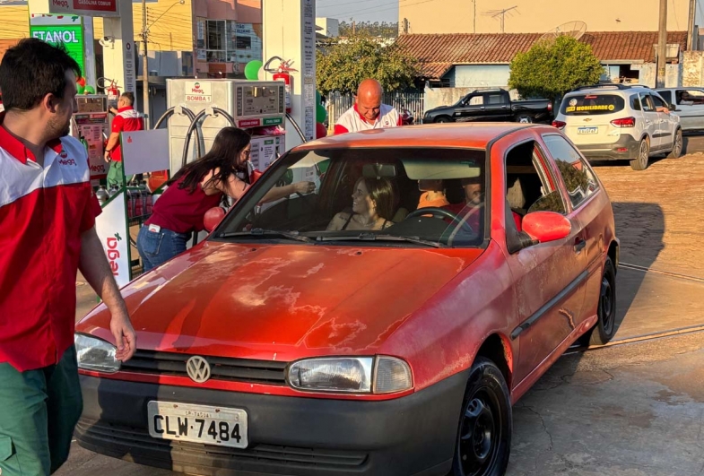 Doces foram entregues para as crianças que  estavam com os papais abastecendo