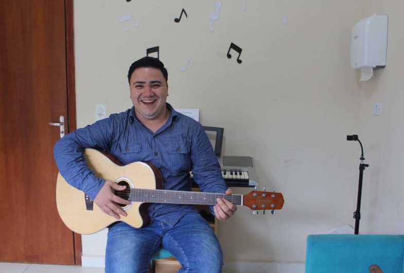 Professor de música e canto Anderson Soares
