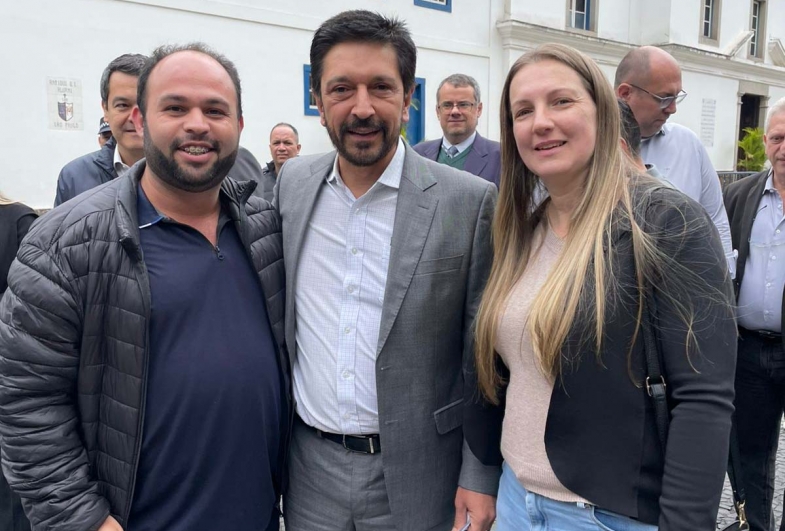 Assessor parlamentar Carlinhos do Povo, prefeito de São Paulo Ricardo Nunes e presidente da Câmara Regina Bergamo