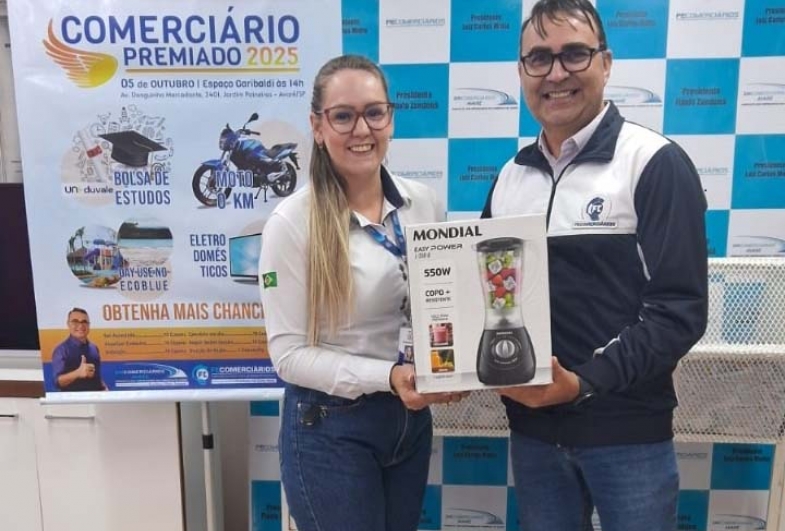 Marciele Gonçalves recebeu o prêmio de Flávio Zandoná