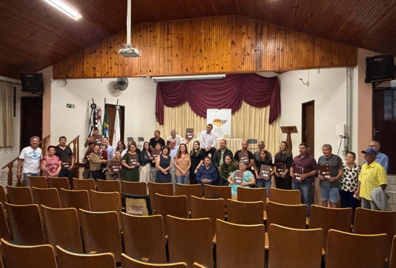 Público presente durante a entrega dos títulos