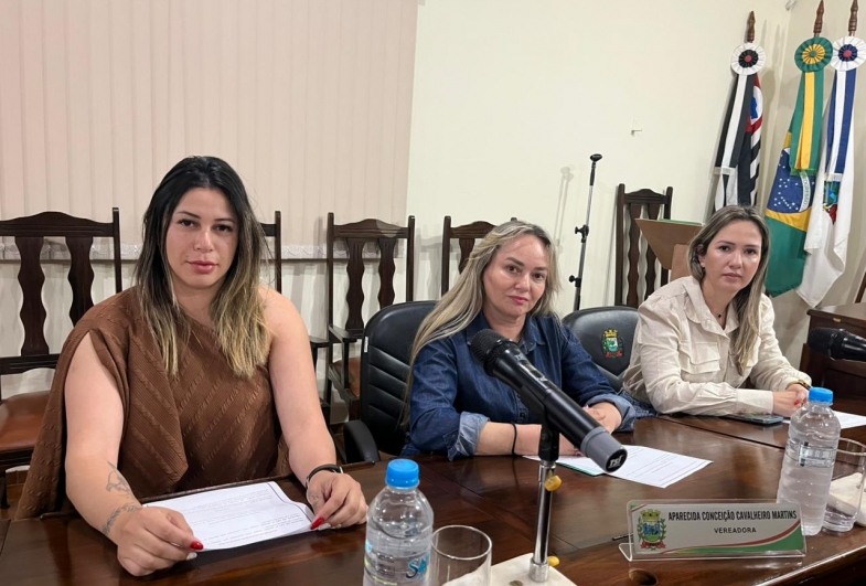 Vereadora Ana Carla Teles, vereadora  Conceição e vereadora Camila Bagnatori