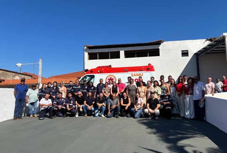 Autoridades, profissionais da saúde e representantes do Samu durante  a solenidade de inauguração do espaço revitalizado em Fartura