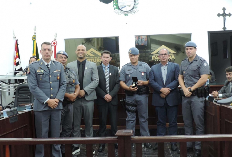 Cap PM André Ricardo de Paulo, 1º Sgt PM Gilson Aparecido Ferreira, Bruno Guazzelli, Luiz Timburi, Cb. PM João  Cláudio Bacchiega, prefeito Luiz Marcos e  Maj PM Fernando Almeida Mota