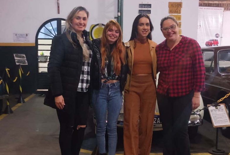Fernanda Castellucci, rodeada por Jéssica Almeida e familiares