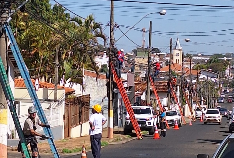 Força-tarefa finaliza primeira etapa com regularização de 17 km de rede de fios em Avaré