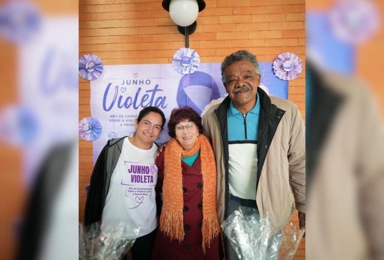 Servidora Renata com atendidos do CCI