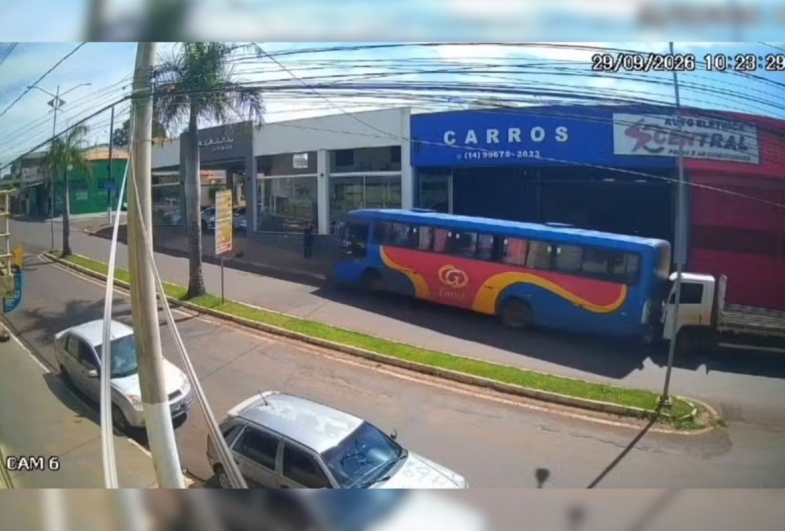 Ônibus perde o freio, atinge dois veículos e para de ré em rua de Santa Cruz do Rio Pardo