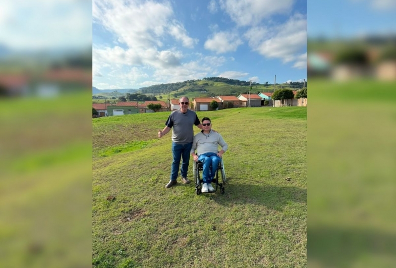 Prefeito Marcão do Haras e vereador Anderson Lima no local da  construção da praça do bairro Marli Meneguel