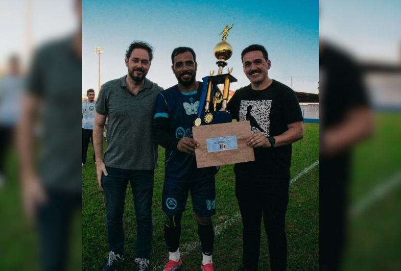 Prefeito Edér Miano, coordenador de Esporte  Lazer e Turismo Carlos Alberto (Juninho) e o  goleiro do Beldará, Rodrigo Silva