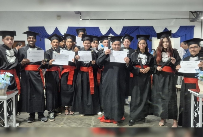 Alunos da EJA participam de formatura; matrículas para 2º semestre seguem abertas