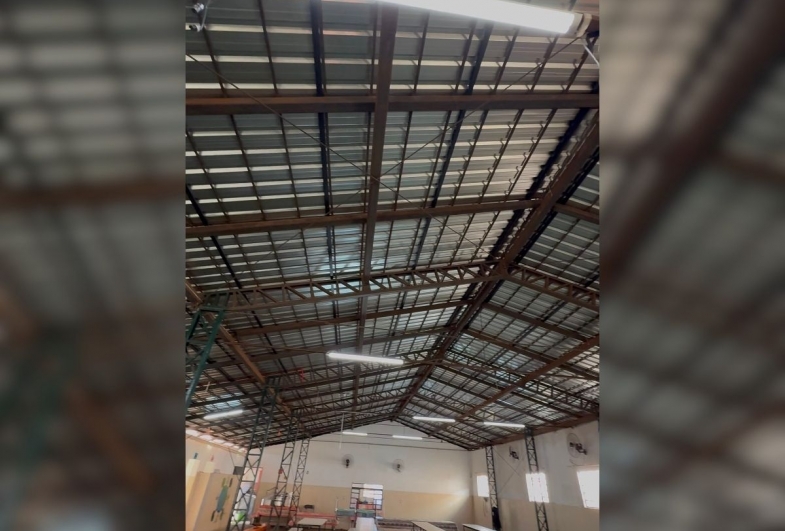 Teto com tecnologia termoacústica, mais moderno,  mais claro e mais fresco