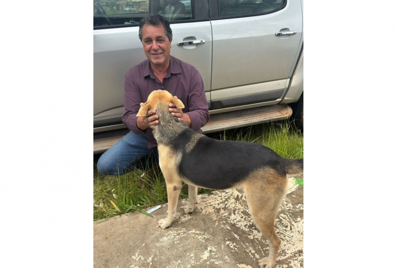 Gerson com o cachorro comunitário Marlon Henrique