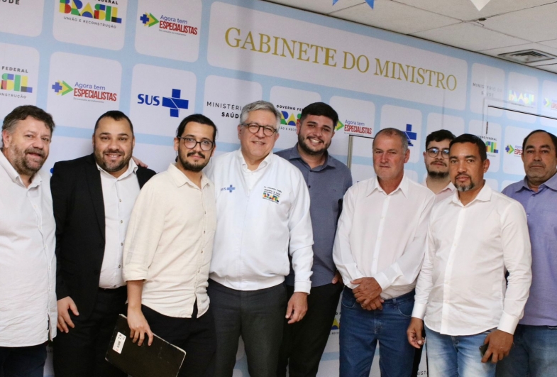 Comitiva de Fartura com o ministro da Saúde Alexandre Padilha