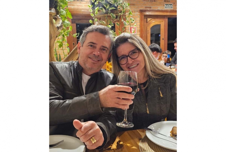 Denny e Salete saúdam a vida juntos há 37 anos. Irão completar em setembro 27 anos de casados e mais 10 anos de namoro
