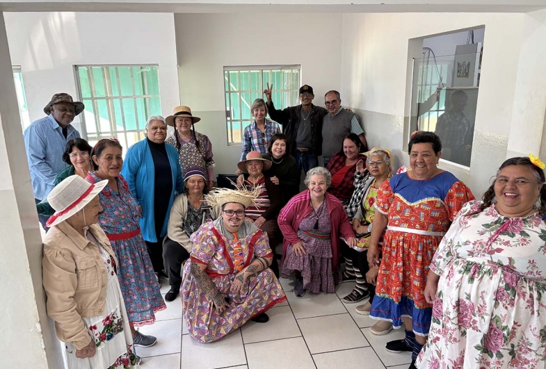 Marcão, Célia e Elisangela com participantes da festa julina