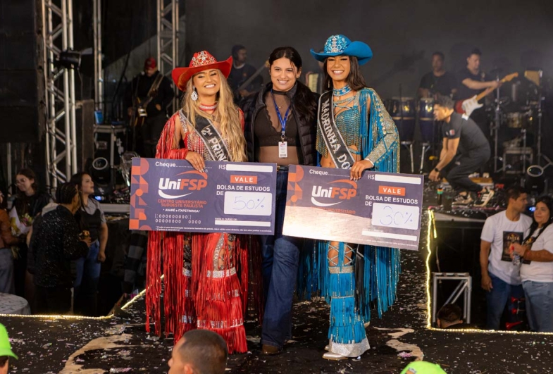 Segunda Princesa Mikaella Vitória e Madrinha dos Peões Ana Julia Silva recebendo os cheques, referentes às  bolsas de estudos de 50% e 30%
