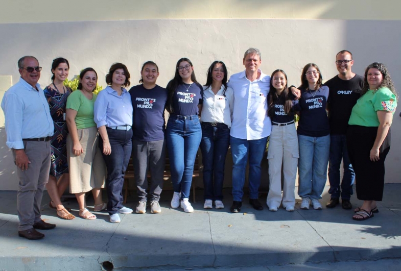 Alunos que participaram do programa estadual Prontos para o mundo receberam o governador
