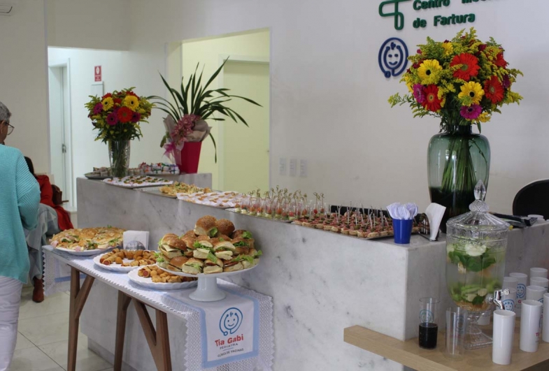 Foi servido um coquetel delicioso aos convidados durante a inauguração