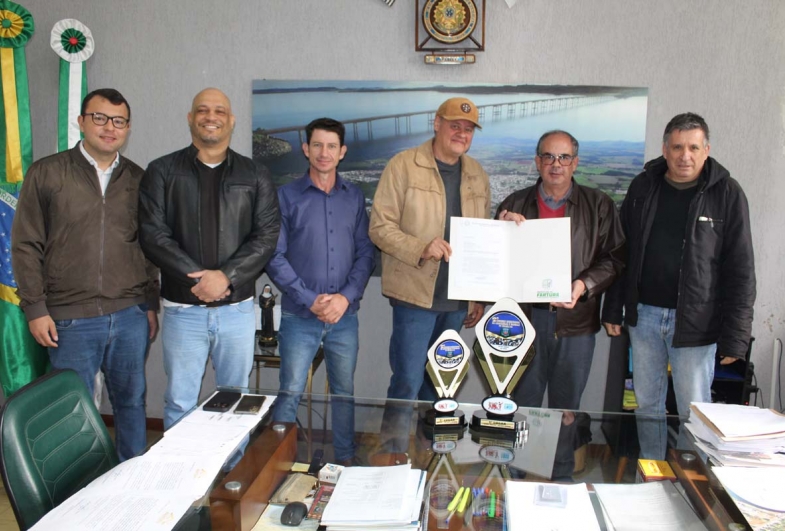 Chefe de gabinete Victor Salles, o presidente da Câmara Bruno Guazzelli, o vereador  Luís Timburi, Maestro Eraldo,  prefeito Marcão do Haras e Marcelo Del Nobile