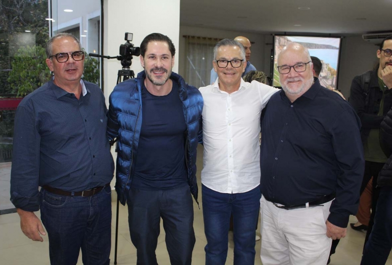 Prefeito de Fartura Marcão do Haras, prefeito de  Paranapanema Rodolfo Fanganiello, Isnar Freschi,  assessor parlamentar do deputado e Paulo Sara