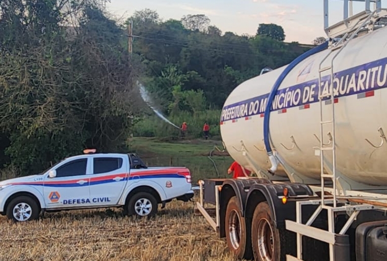 Defesa Civil de Taquarituba combate incêndio em  área de mata
