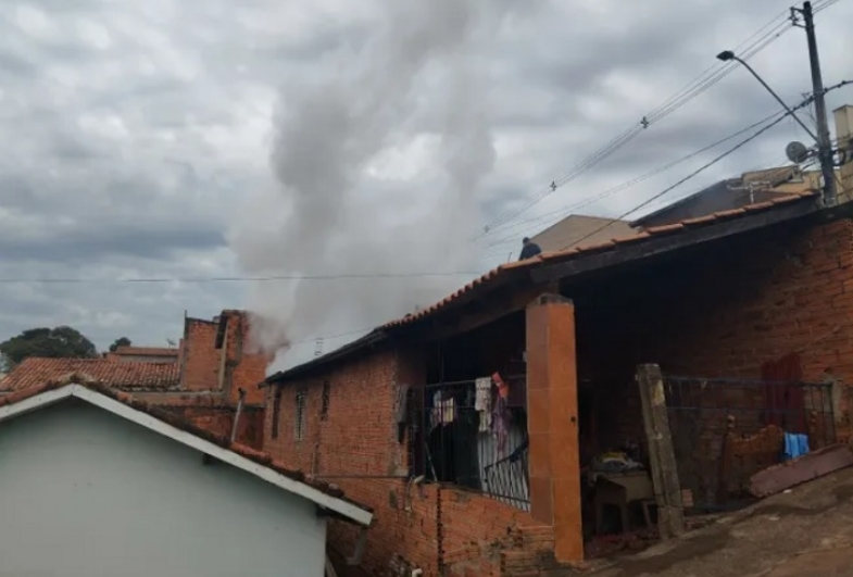 Incêndio em residência mobiliza equipes e reforça cuidados com o fogo em Taquarituba
