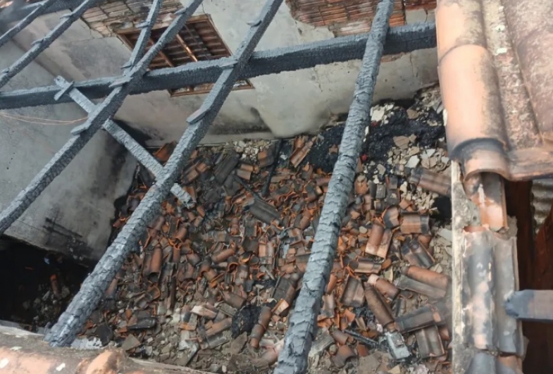 Um dos cômodos da residência ficou completamente destruído