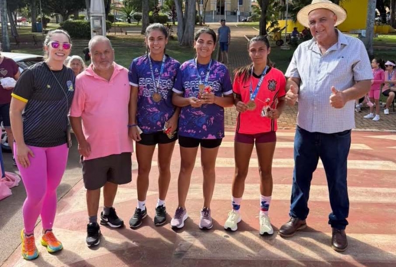 Isabela, Rogerinho e prefeito João entregaram premiação  para as três primeiras colocadas da corrida