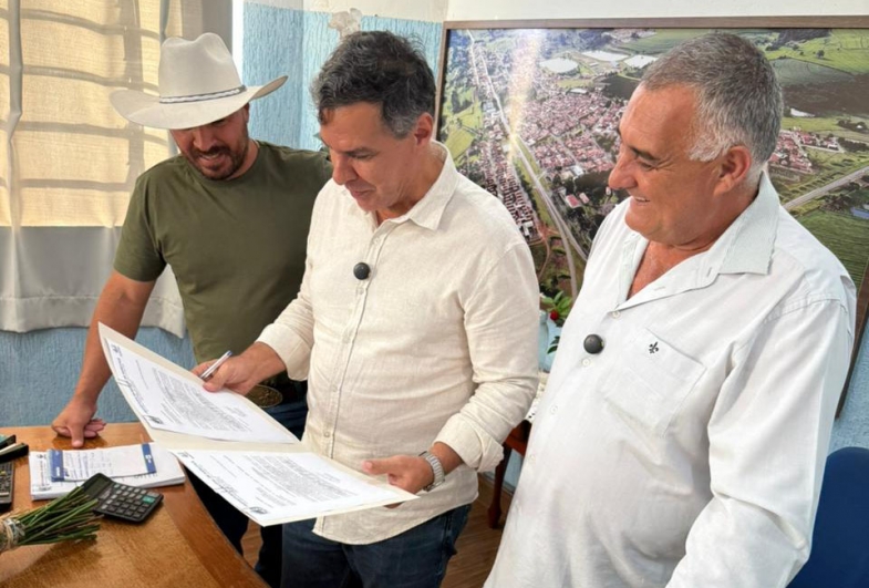 Deputado federal Capitão Augusto visita a prefeitura de Sarutaiá