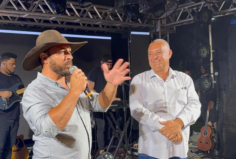 João e Gango falando com o público e anunciando  a festa do peão
