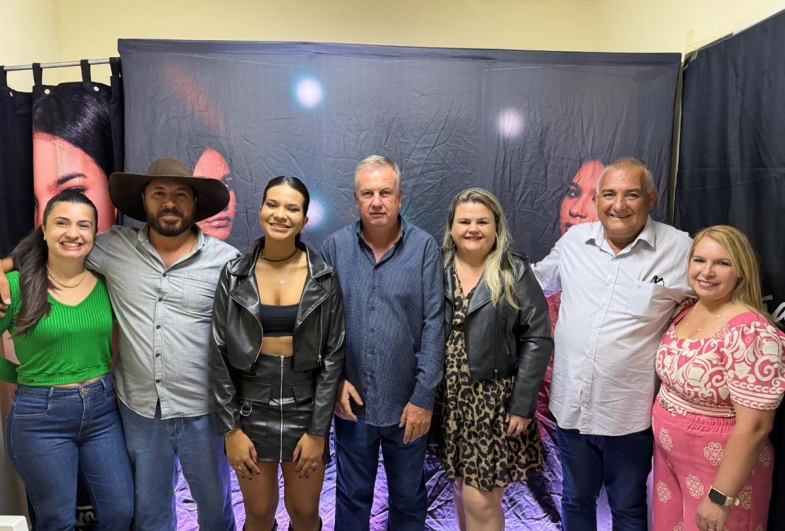 João, Gango, suas esposas Wilma e Mariela, presidente da Câmara de Piraju, Brandini e sua filha, com a Dj