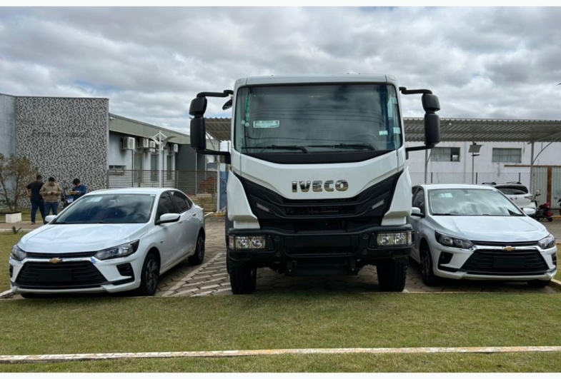 Foram entregues um caminhão truck (6x4), e dois carros destinados  à Secretaria de Saúde para o transporte de pacientes