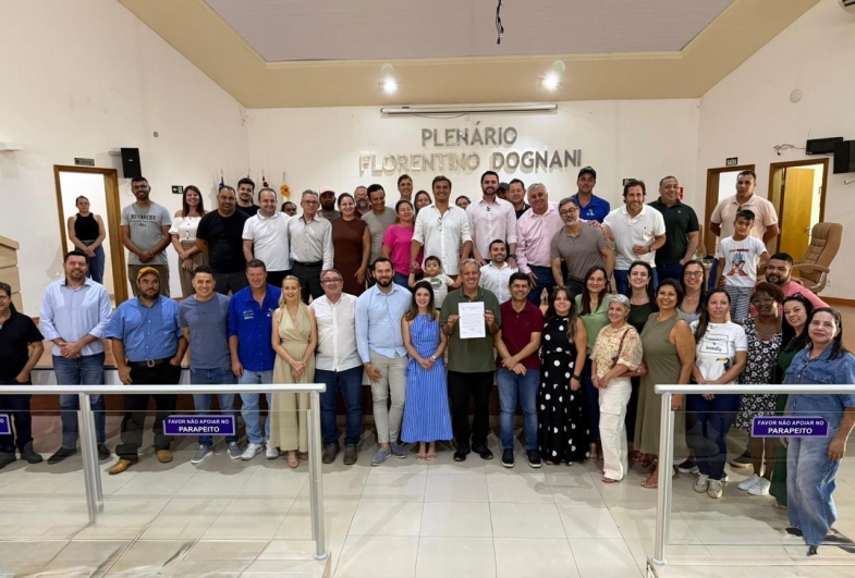 Lideranças de Itaí junto com o deputado federal Maurício Neves